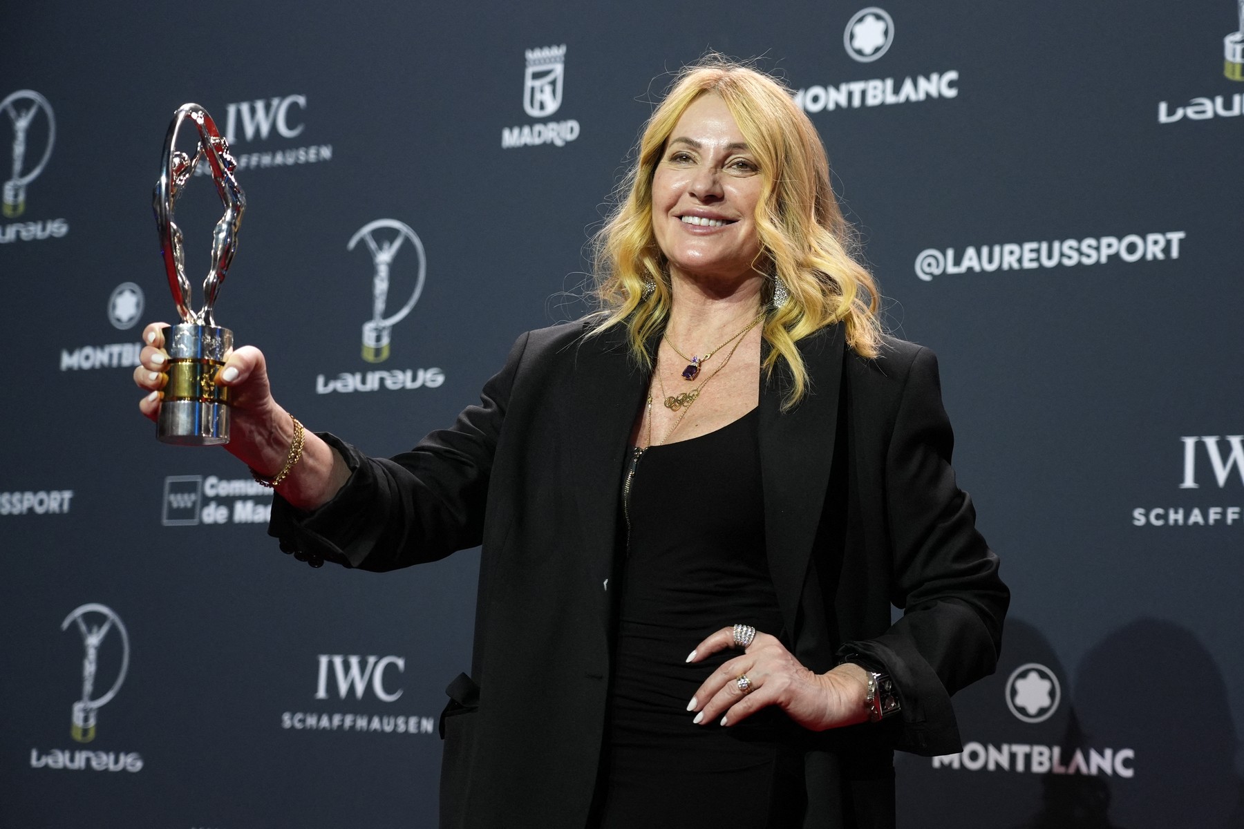 Η Nadia Comaneci λαμβάνει βραβείο για όλη την καριέρα της στη Γάλα Laureus