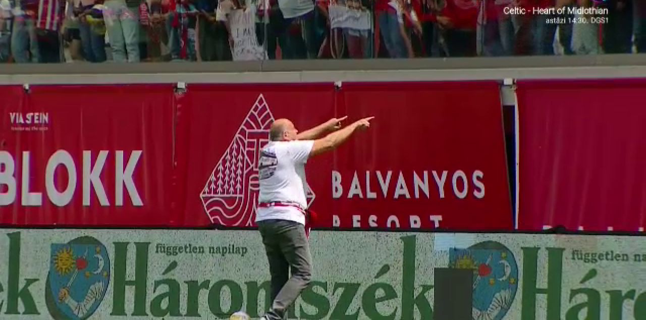 Ο ιδιοκτήτης του Sepsi OSK χαίρεται επάνω στο πεδίο μετά την προβολή στη Superliga