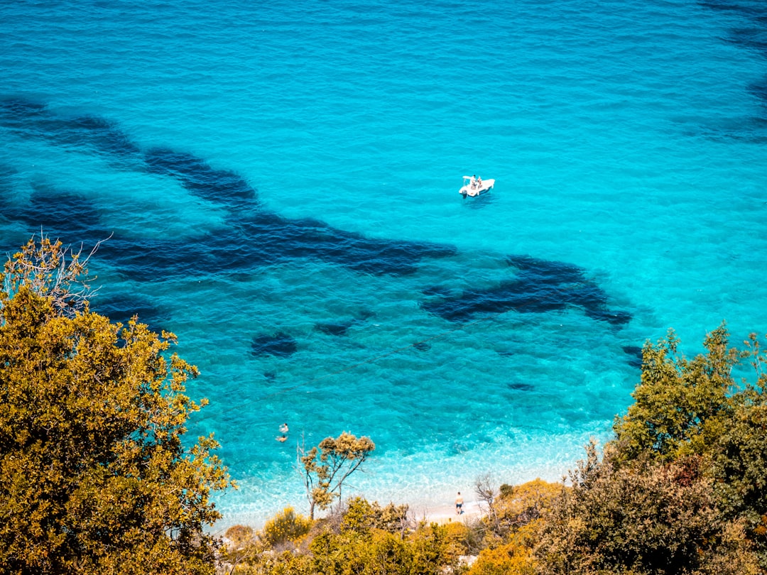 Τα ρηχά νερά του Κσαμίλ: Οδηγός Gonzo για τις Ιονιακές παραλίες της Αλβανίας