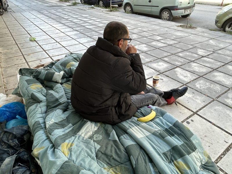 Βουλγαρός 52 ετών πεζεύει από Θεσσαλονίκη στο Σέρρες, ζει στους δρόμους και αναζητά εργασία