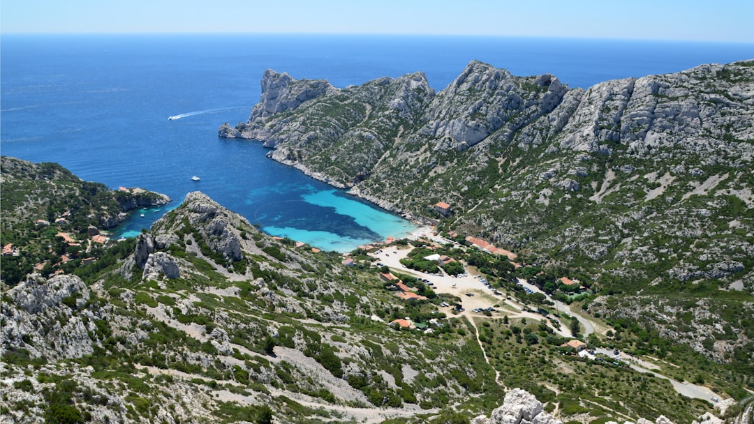 Η πολιτική επιστροφή της Νινέλ Κοντεσκου: Η ατζέντα πίσω από τη νέα κυβέρνηση της Ρουμανίας