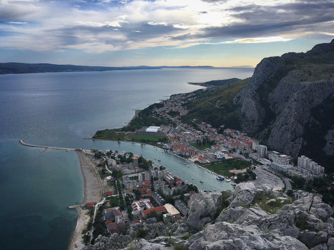 Περπατώντας στις Σκιές και την Αλμύρα: Οι Βραχώδεις Κόλποι του Πέραστ, Μαυροβούνιο